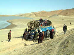 Pilgrims en route to Kailash.JPG (50563 bytes)