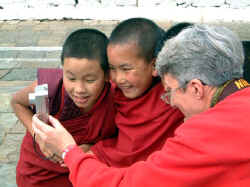 Sue with monks.jpg (41913 bytes)