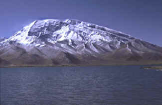 Mustagh Ata and Kar-y-Kul Lake.jpg (48985 bytes)